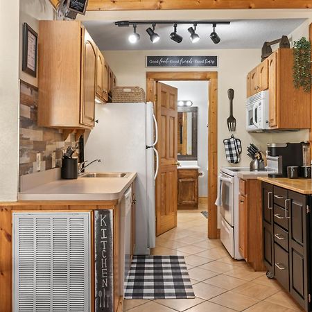 Cozy Cabin In The Smokies!!! Fully Furnished And Complete With Community Indoor And Outdoor Pools And Spas, Game And Fitness Rooms As Well As A Private Hot Tub Pigeon Forge Buitenkant foto