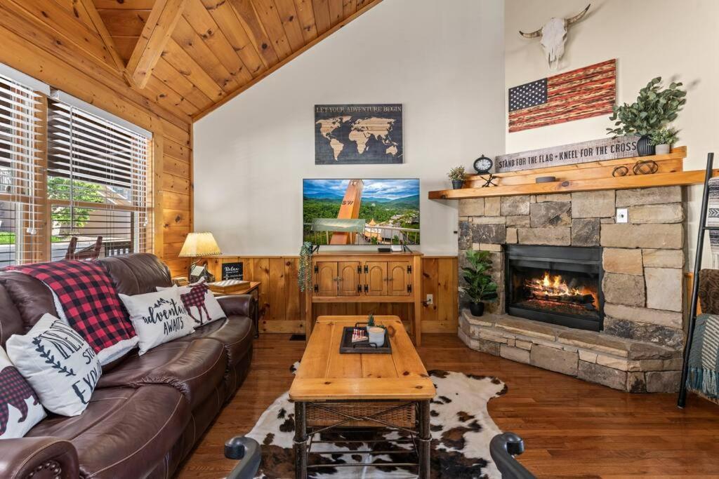 Cozy Cabin In The Smokies!!! Fully Furnished And Complete With Community Indoor And Outdoor Pools And Spas, Game And Fitness Rooms As Well As A Private Hot Tub Pigeon Forge Buitenkant foto