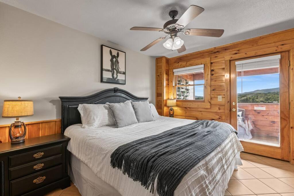 Cozy Cabin In The Smokies!!! Fully Furnished And Complete With Community Indoor And Outdoor Pools And Spas, Game And Fitness Rooms As Well As A Private Hot Tub Pigeon Forge Buitenkant foto