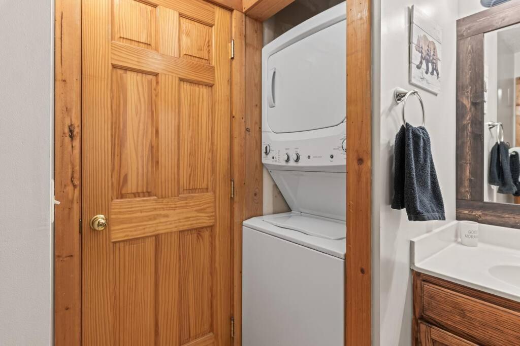 Cozy Cabin In The Smokies!!! Fully Furnished And Complete With Community Indoor And Outdoor Pools And Spas, Game And Fitness Rooms As Well As A Private Hot Tub Pigeon Forge Buitenkant foto