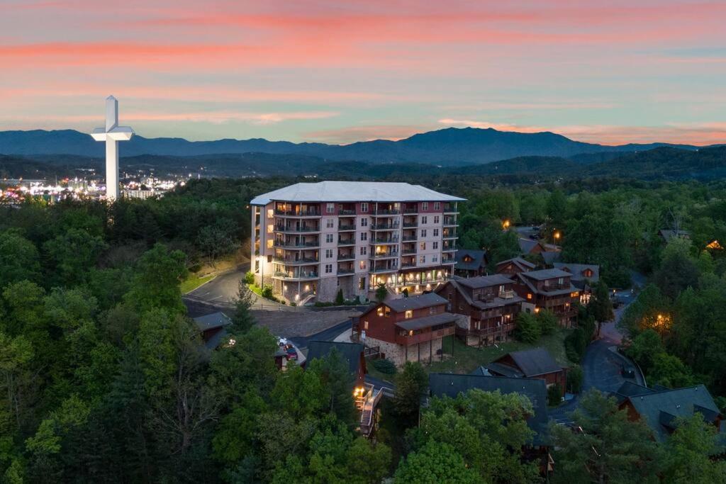 Cozy Cabin In The Smokies!!! Fully Furnished And Complete With Community Indoor And Outdoor Pools And Spas, Game And Fitness Rooms As Well As A Private Hot Tub Pigeon Forge Buitenkant foto