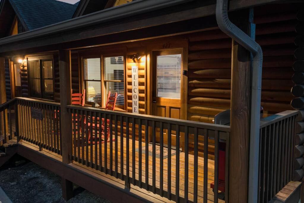 Cozy Cabin In The Smokies!!! Fully Furnished And Complete With Community Indoor And Outdoor Pools And Spas, Game And Fitness Rooms As Well As A Private Hot Tub Pigeon Forge Buitenkant foto