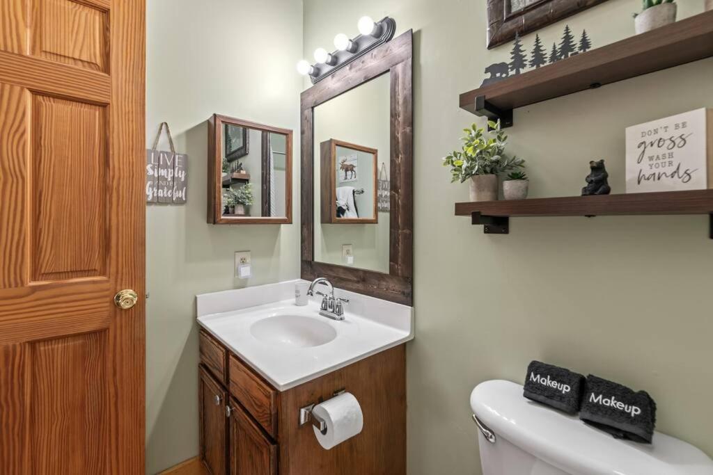 Cozy Cabin In The Smokies!!! Fully Furnished And Complete With Community Indoor And Outdoor Pools And Spas, Game And Fitness Rooms As Well As A Private Hot Tub Pigeon Forge Buitenkant foto