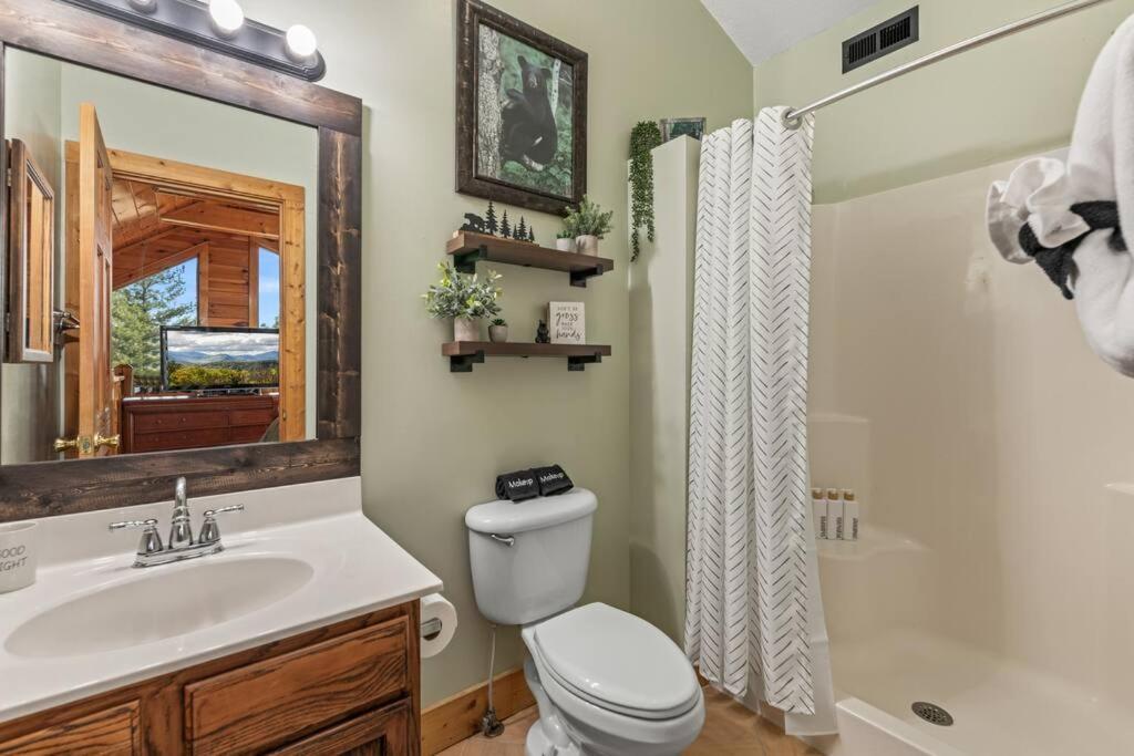 Cozy Cabin In The Smokies!!! Fully Furnished And Complete With Community Indoor And Outdoor Pools And Spas, Game And Fitness Rooms As Well As A Private Hot Tub Pigeon Forge Buitenkant foto
