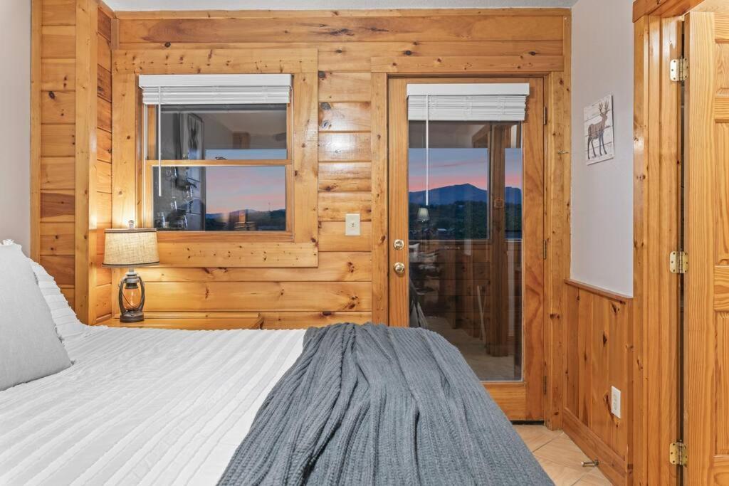 Cozy Cabin In The Smokies!!! Fully Furnished And Complete With Community Indoor And Outdoor Pools And Spas, Game And Fitness Rooms As Well As A Private Hot Tub Pigeon Forge Buitenkant foto