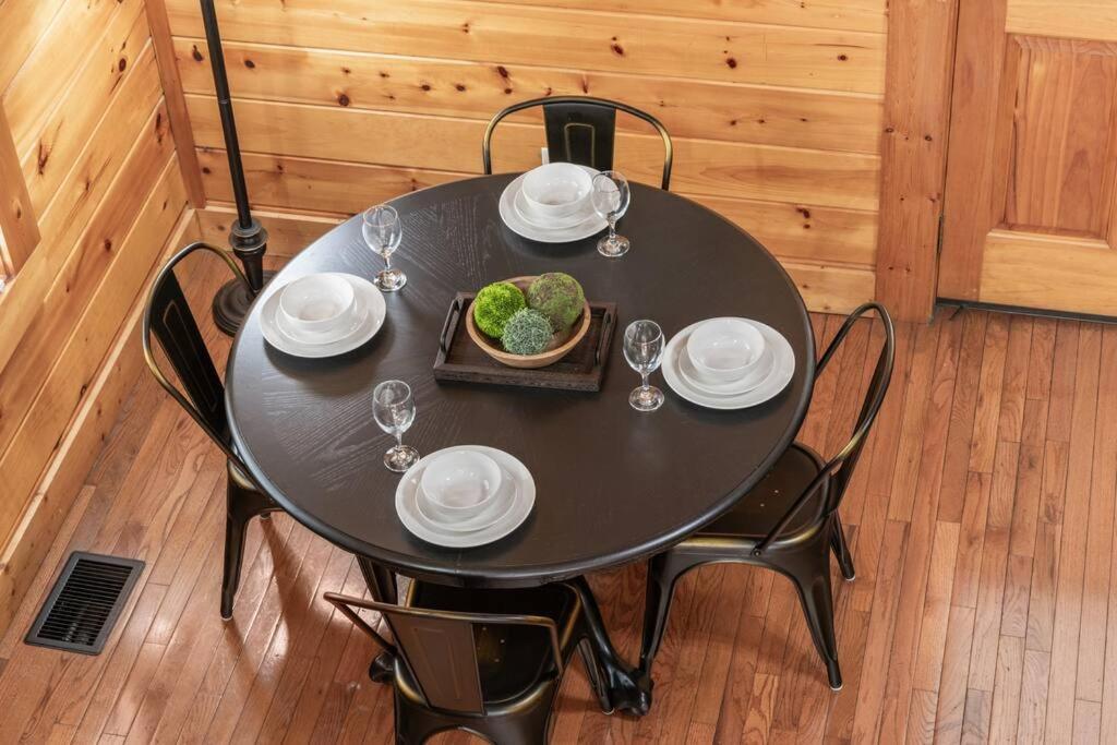 Cozy Cabin In The Smokies!!! Fully Furnished And Complete With Community Indoor And Outdoor Pools And Spas, Game And Fitness Rooms As Well As A Private Hot Tub Pigeon Forge Buitenkant foto