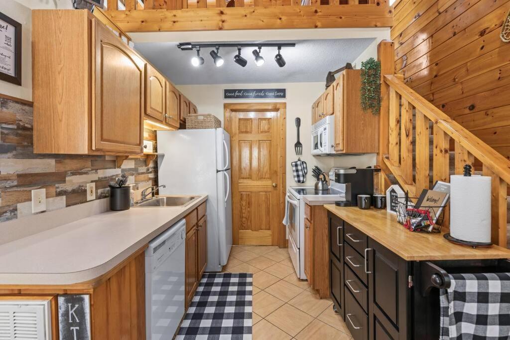 Cozy Cabin In The Smokies!!! Fully Furnished And Complete With Community Indoor And Outdoor Pools And Spas, Game And Fitness Rooms As Well As A Private Hot Tub Pigeon Forge Buitenkant foto