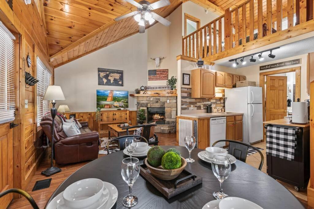 Cozy Cabin In The Smokies!!! Fully Furnished And Complete With Community Indoor And Outdoor Pools And Spas, Game And Fitness Rooms As Well As A Private Hot Tub Pigeon Forge Buitenkant foto