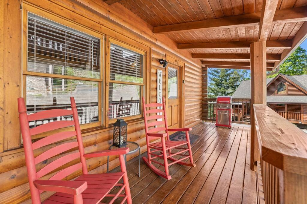 Cozy Cabin In The Smokies!!! Fully Furnished And Complete With Community Indoor And Outdoor Pools And Spas, Game And Fitness Rooms As Well As A Private Hot Tub Pigeon Forge Buitenkant foto