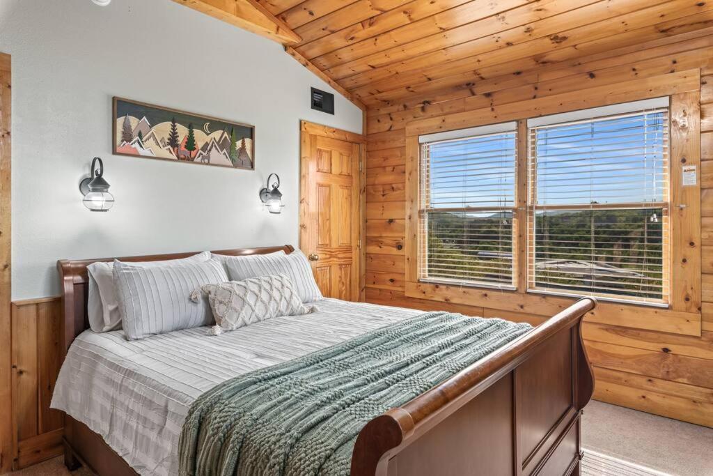 Cozy Cabin In The Smokies!!! Fully Furnished And Complete With Community Indoor And Outdoor Pools And Spas, Game And Fitness Rooms As Well As A Private Hot Tub Pigeon Forge Buitenkant foto