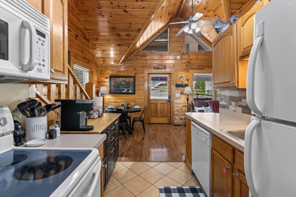 Cozy Cabin In The Smokies!!! Fully Furnished And Complete With Community Indoor And Outdoor Pools And Spas, Game And Fitness Rooms As Well As A Private Hot Tub Pigeon Forge Buitenkant foto