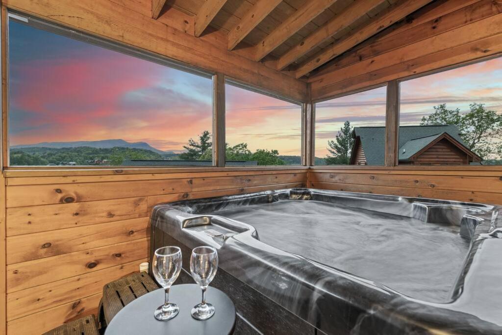 Cozy Cabin In The Smokies!!! Fully Furnished And Complete With Community Indoor And Outdoor Pools And Spas, Game And Fitness Rooms As Well As A Private Hot Tub Pigeon Forge Buitenkant foto
