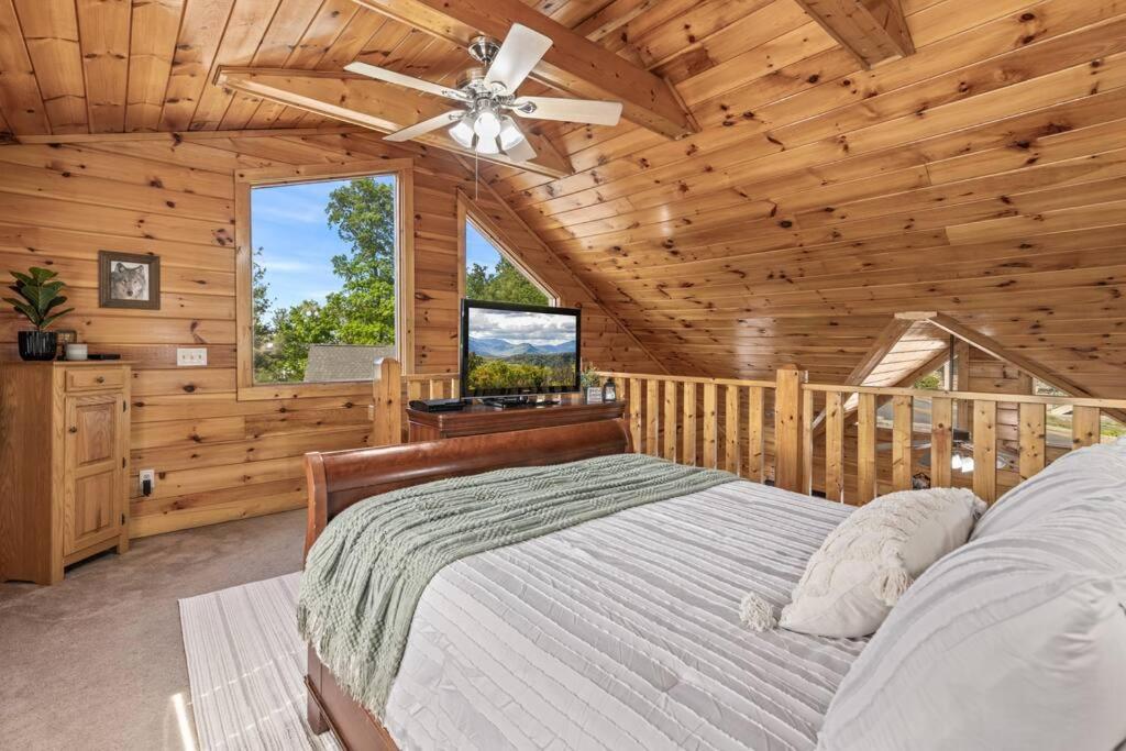 Cozy Cabin In The Smokies!!! Fully Furnished And Complete With Community Indoor And Outdoor Pools And Spas, Game And Fitness Rooms As Well As A Private Hot Tub Pigeon Forge Buitenkant foto