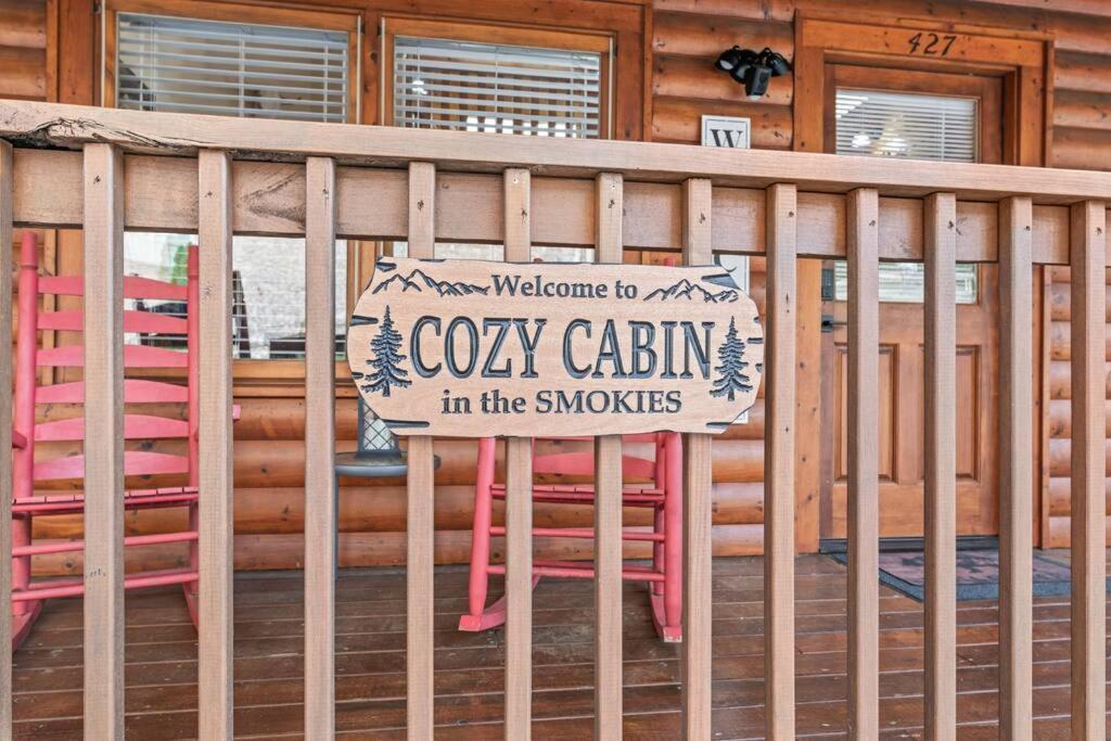 Cozy Cabin In The Smokies!!! Fully Furnished And Complete With Community Indoor And Outdoor Pools And Spas, Game And Fitness Rooms As Well As A Private Hot Tub Pigeon Forge Buitenkant foto