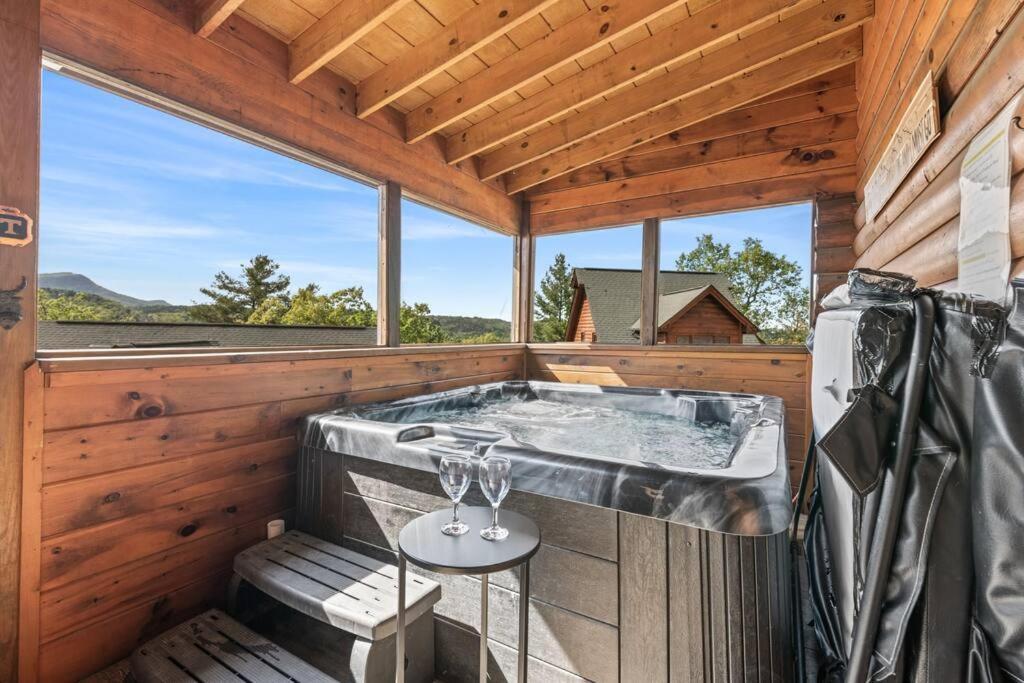 Cozy Cabin In The Smokies!!! Fully Furnished And Complete With Community Indoor And Outdoor Pools And Spas, Game And Fitness Rooms As Well As A Private Hot Tub Pigeon Forge Buitenkant foto