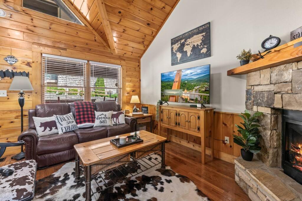Cozy Cabin In The Smokies!!! Fully Furnished And Complete With Community Indoor And Outdoor Pools And Spas, Game And Fitness Rooms As Well As A Private Hot Tub Pigeon Forge Buitenkant foto
